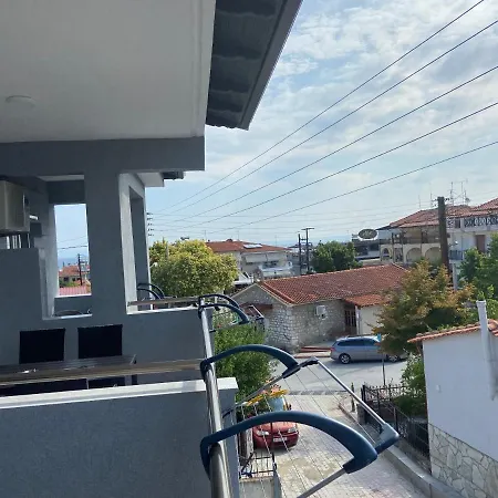 Miki Apartman Políhrono