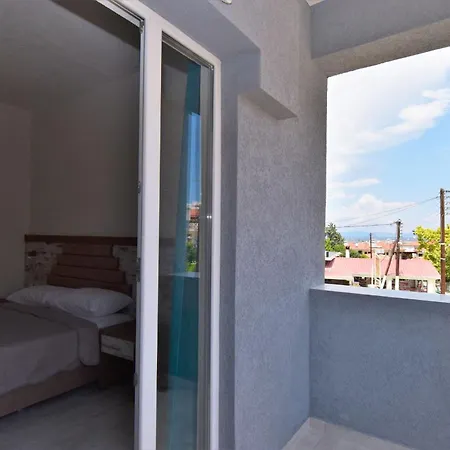 Miki Apartman Políhrono