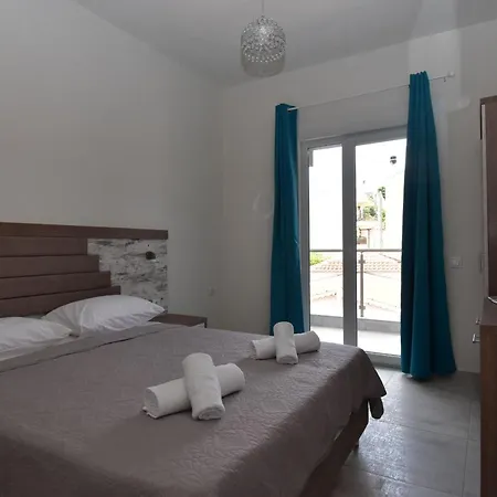 Miki Apartman Políhrono